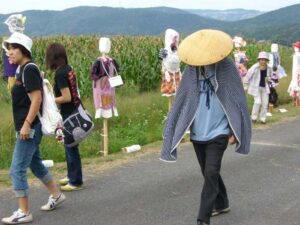 秋の収穫期を迎え、黄金色に染まった田園と赤とんぼが、ゆったりとふるさと情緒を感じさせてくれます。