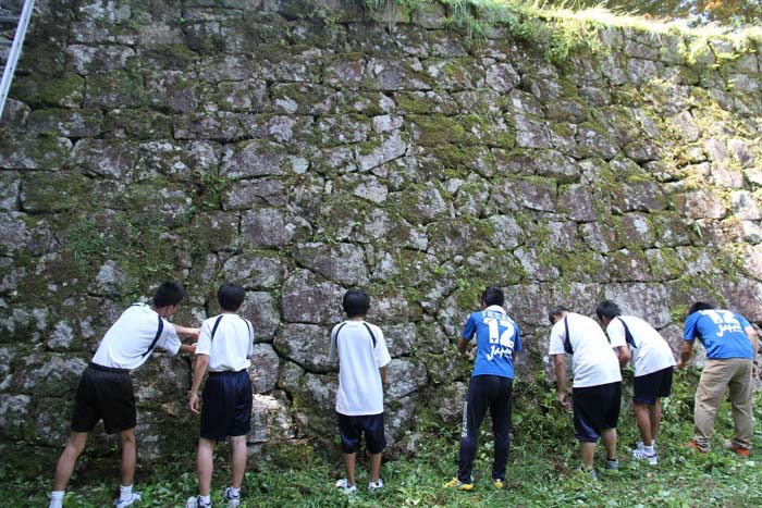 恵那特別支援学校高等部の生徒さんは45名の参加があり、３つのグループに分かれ、石垣や登城坂を清掃しました。